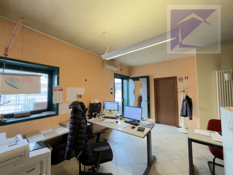 Nel Comune di Loreggia, proponiamo in vendita capannone industriale di 470 mq, edificato nel 2002...