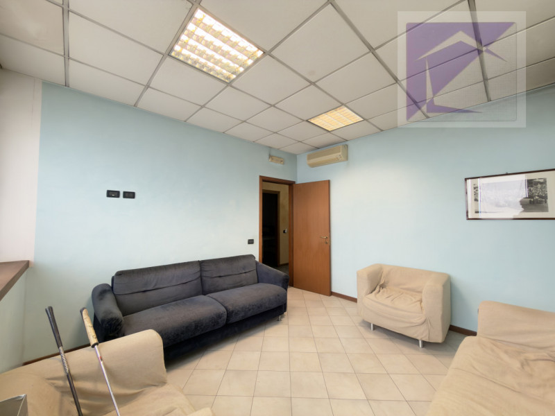 Nel Comune di Loreggia, proponiamo in vendita capannone industriale di 470 mq, edificato nel 2002...