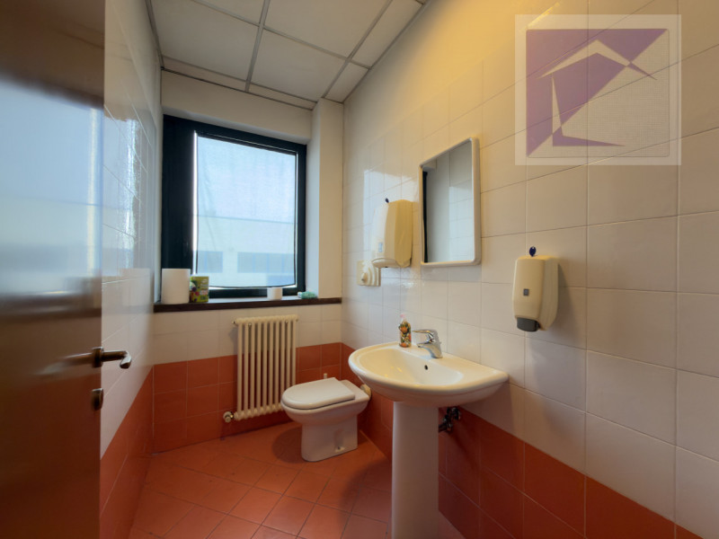 Nel Comune di Loreggia, proponiamo in vendita capannone industriale di 470 mq, edificato nel 2002...