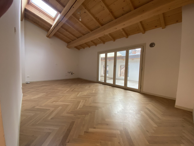 Attico su 2 livelli, collegato con ascensore, tutto nuovo in classe A1. 
Al piano terra 3 garage ...