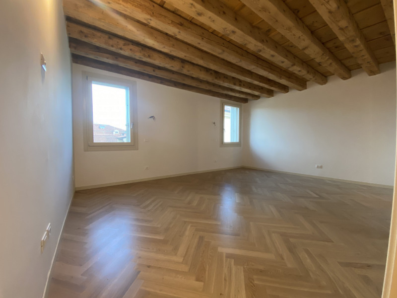 Attico su 2 livelli, collegato con ascensore, tutto nuovo in classe A1. 
Al piano terra 3 garage ...