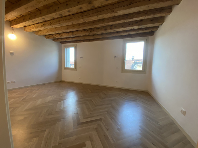 Attico su 2 livelli, collegato con ascensore, tutto nuovo in classe A1. 
Al piano terra 3 garage ...