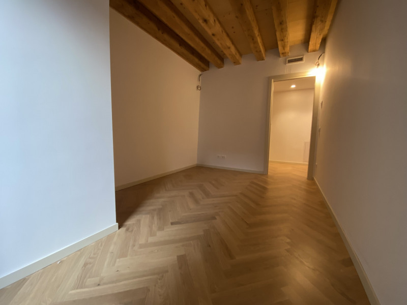 Attico su 2 livelli, collegato con ascensore, tutto nuovo in classe A1. 
Al piano terra 3 garage ...