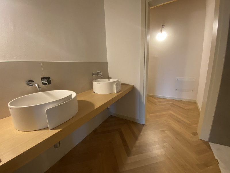 Attico su 2 livelli, collegato con ascensore, tutto nuovo in classe A1. 
Al piano terra 3 garage ...