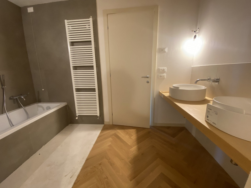 Attico su 2 livelli, collegato con ascensore, tutto nuovo in classe A1. 
Al piano terra 3 garage ...