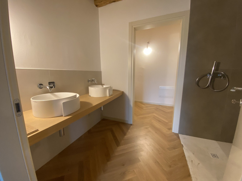 Attico su 2 livelli, collegato con ascensore, tutto nuovo in classe A1. 
Al piano terra 3 garage ...