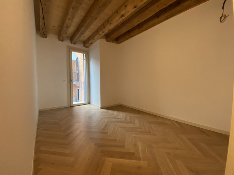 Attico su 2 livelli, collegato con ascensore, tutto nuovo in classe A1. 
Al piano terra 3 garage ...