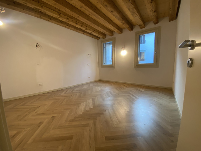 Attico su 2 livelli, collegato con ascensore, tutto nuovo in classe A1. 
Al piano terra 3 garage ...