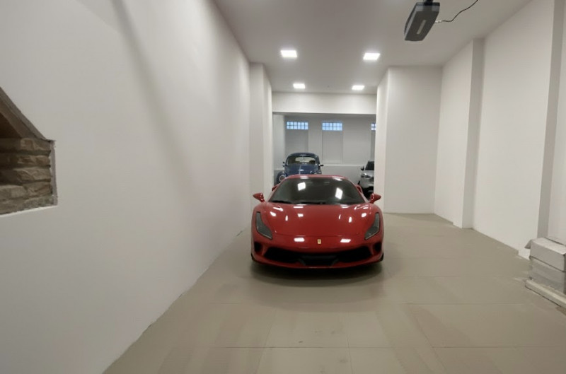 Attico su 2 livelli, collegato con ascensore, tutto nuovo in classe A1. 
Al piano terra 3 garage ...