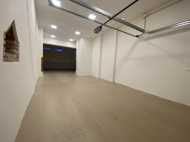 Attico su 2 livelli, collegato con ascensore, tutto nuovo in classe A1. 
Al piano terra 3 garage ...