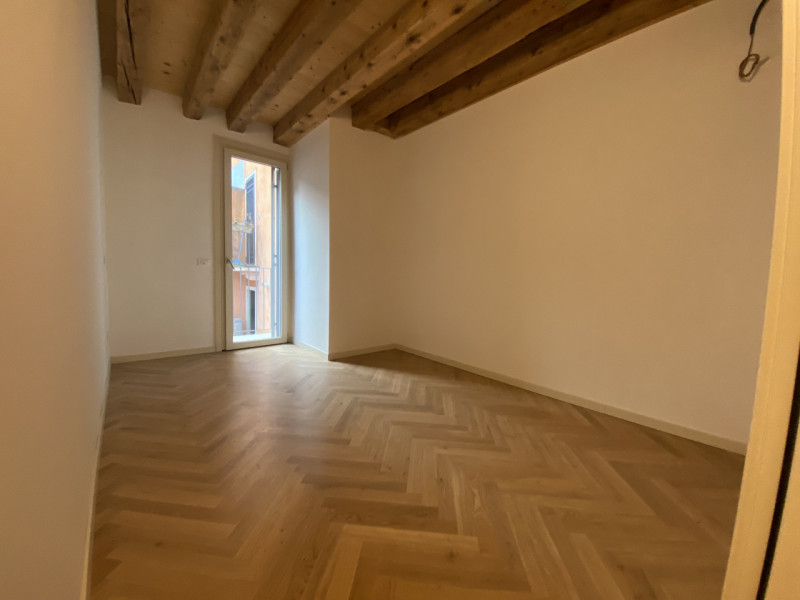 Attico su 2 livelli, collegato con ascensore, tutto nuovo in classe A1. 
Al piano terra 3 garage ...