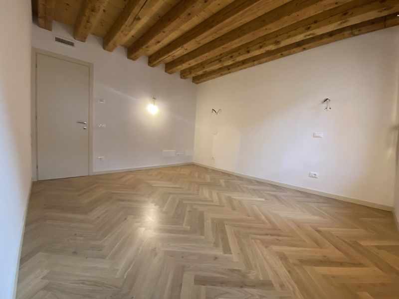 Attico su 2 livelli, collegato con ascensore, tutto nuovo in classe A1. 
Al piano terra 3 garage ...