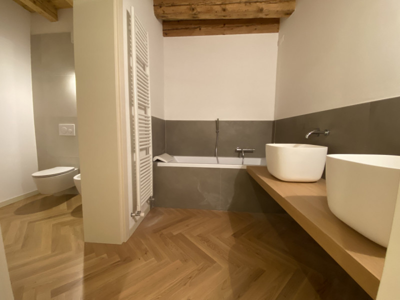 Attico su 2 livelli, collegato con ascensore, tutto nuovo in classe A1. 
Al piano terra 3 garage ...