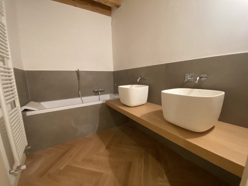 Attico su 2 livelli, collegato con ascensore, tutto nuovo in classe A1. 
Al piano terra 3 garage ...