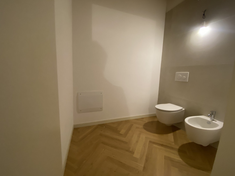 Attico su 2 livelli, collegato con ascensore, tutto nuovo in classe A1. 
Al piano terra 3 garage ...