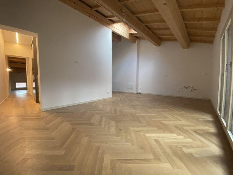 Attico su 2 livelli, collegato con ascensore, tutto nuovo in classe A1. 
Al piano terra 3 garage ...