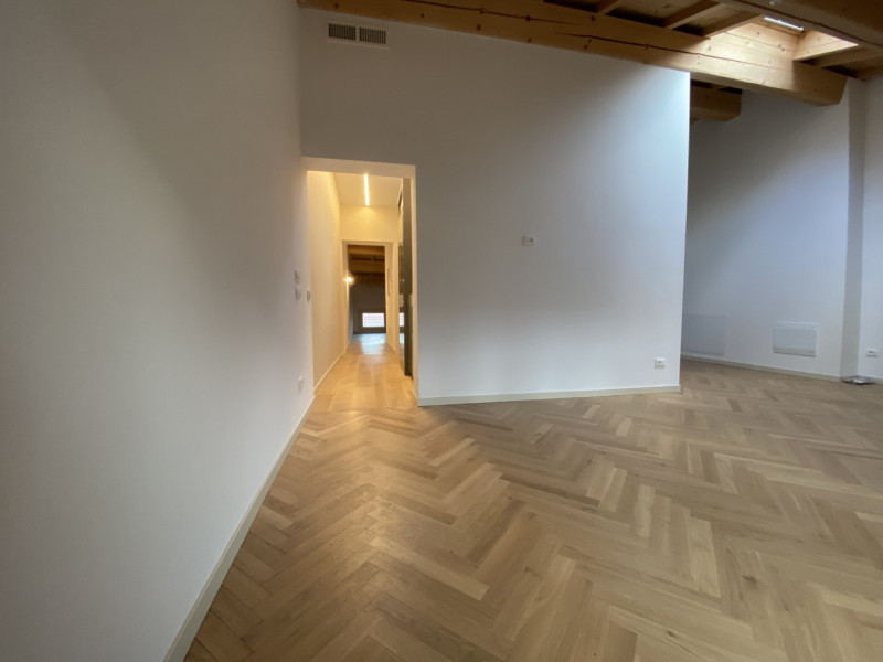 Attico su 2 livelli, collegato con ascensore, tutto nuovo in classe A1. 
Al piano terra 3 garage ...