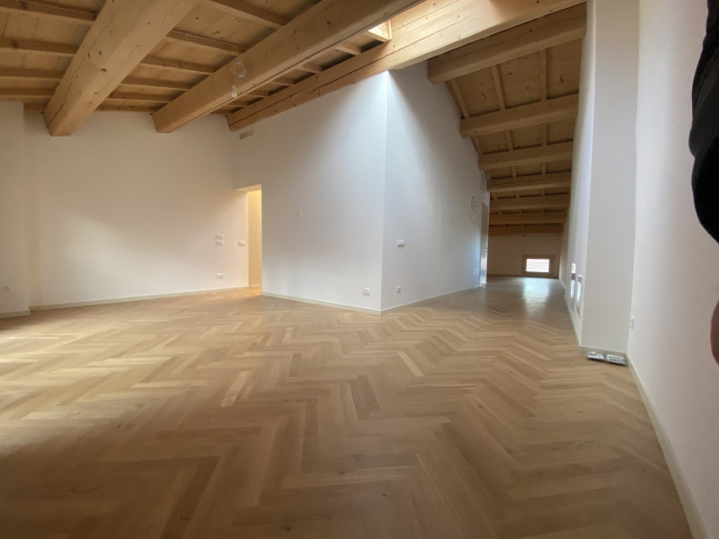 Attico su 2 livelli, collegato con ascensore, tutto nuovo in classe A1. 
Al piano terra 3 garage ...