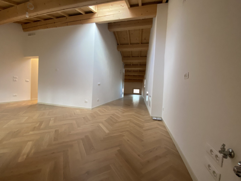 Attico su 2 livelli, collegato con ascensore, tutto nuovo in classe A1. 
Al piano terra 3 garage ...