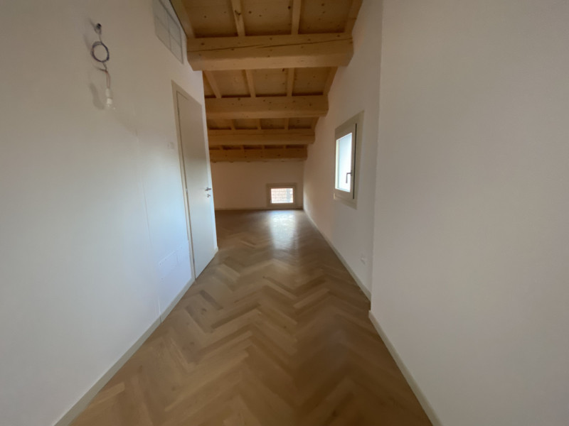 Attico su 2 livelli, collegato con ascensore, tutto nuovo in classe A1. 
Al piano terra 3 garage ...