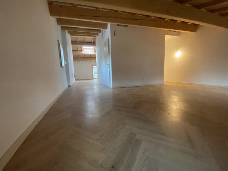 Attico su 2 livelli, collegato con ascensore, tutto nuovo in classe A1. 
Al piano terra 3 garage ...