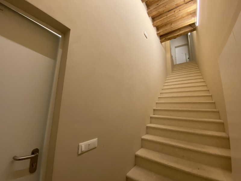 Attico su 2 livelli, collegato con ascensore, tutto nuovo in classe A1. 
Al piano terra 3 garage ...