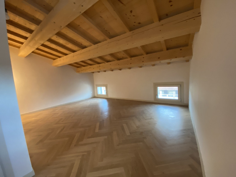 Attico su 2 livelli, collegato con ascensore, tutto nuovo in classe A1. 
Al piano terra 3 garage ...