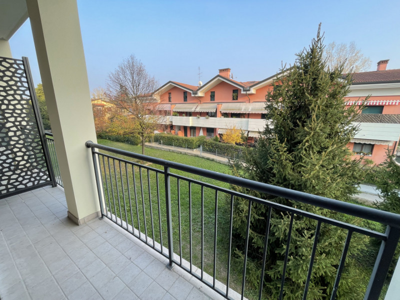 Nelle immediate vicinanze del centro di Abano Terme proponiamo in vendita un appartamento al prim...