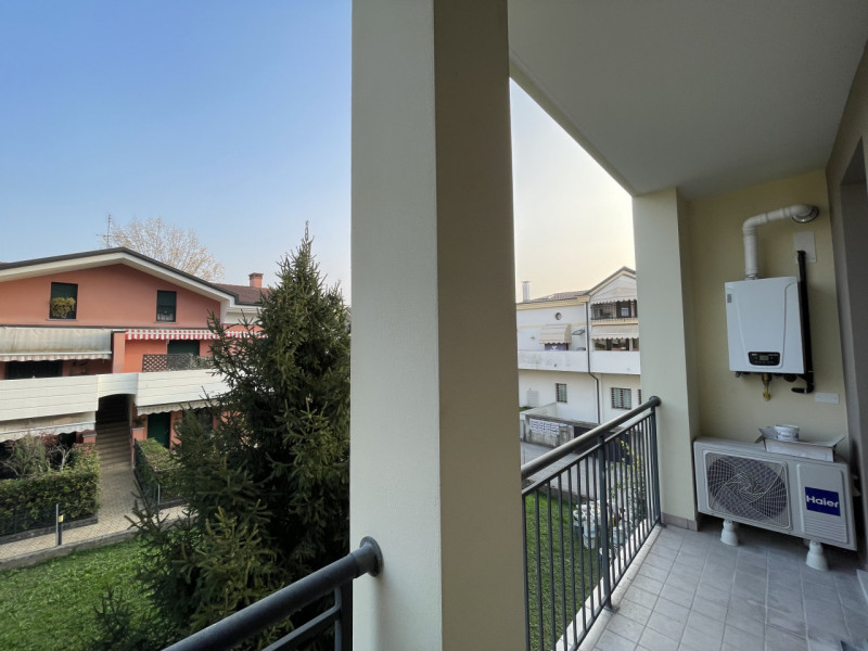 Nelle immediate vicinanze del centro di Abano Terme proponiamo in vendita un appartamento al prim...