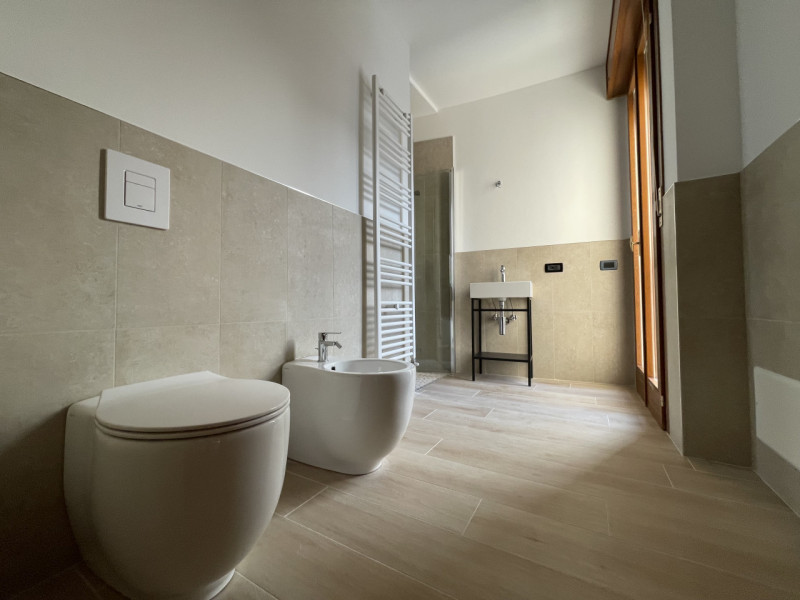 Nelle immediate vicinanze del centro di Abano Terme proponiamo in vendita un appartamento al prim...