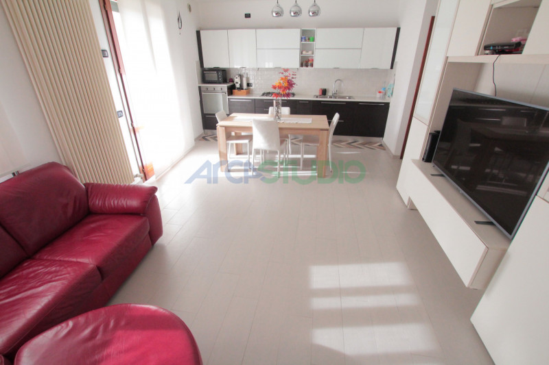 Bolzano Vicentino: se stai cercando un appartamento tricamere ampio e luminoso e COMPLETAMENTE AR...