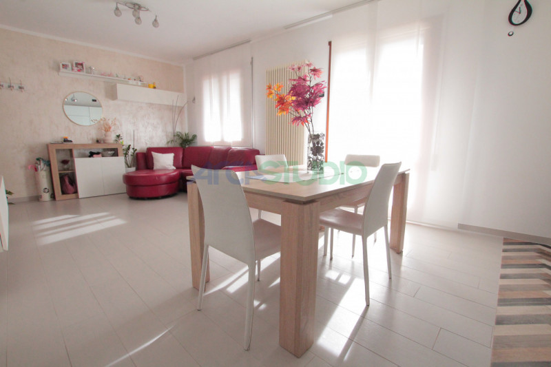 Bolzano Vicentino: se stai cercando un appartamento tricamere ampio e luminoso e COMPLETAMENTE AR...