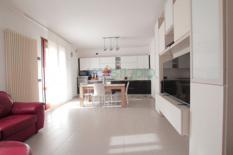 Bolzano Vicentino: se stai cercando un appartamento tricamere ampio e luminoso e COMPLETAMENTE AR...