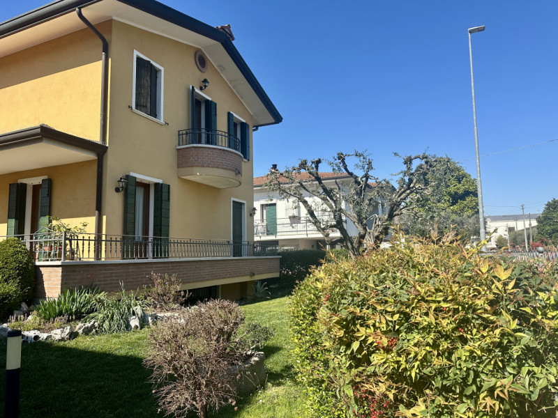 Situata in un contesto residenziale tranquillo e ricercato, proponiamo in vendita una raffinata c...