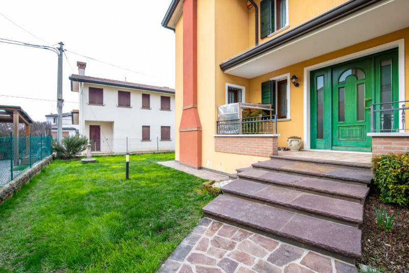 A Selvazzano Dentro - frazione di Feriole, proponiamo in vendita elegante casa unifamiliare con g...