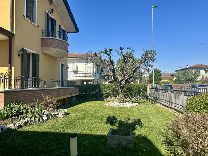 Situata in un contesto residenziale tranquillo e ricercato, proponiamo in vendita una raffinata c...