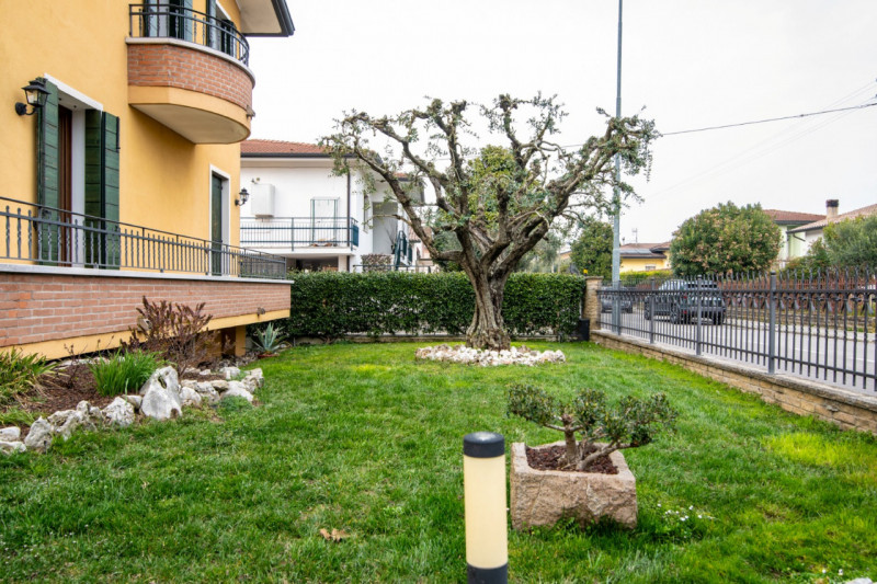 A Selvazzano Dentro - frazione di Feriole, proponiamo in vendita elegante casa unifamiliare con g...