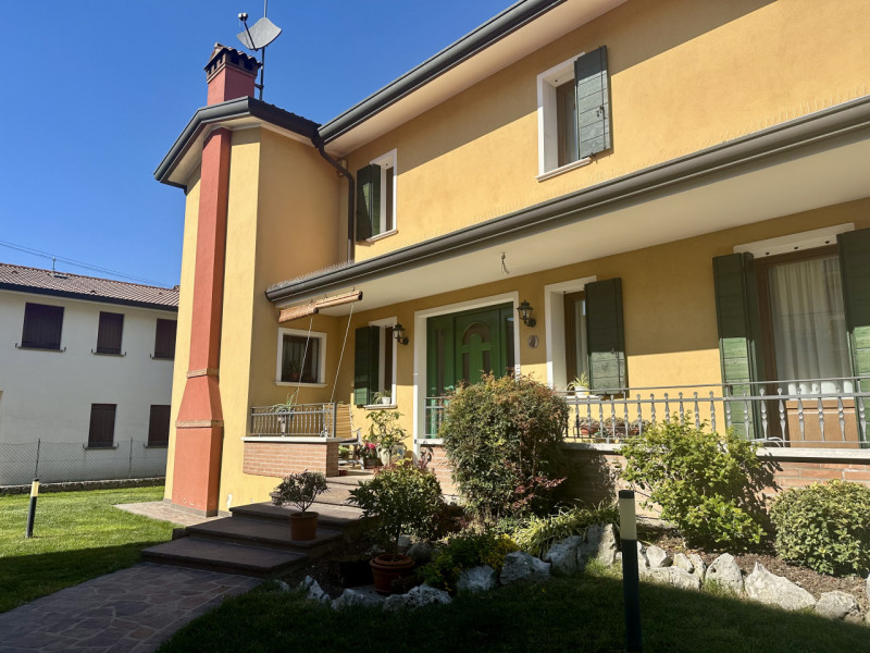 Situata in un contesto residenziale tranquillo e ricercato, proponiamo in vendita una raffinata c...