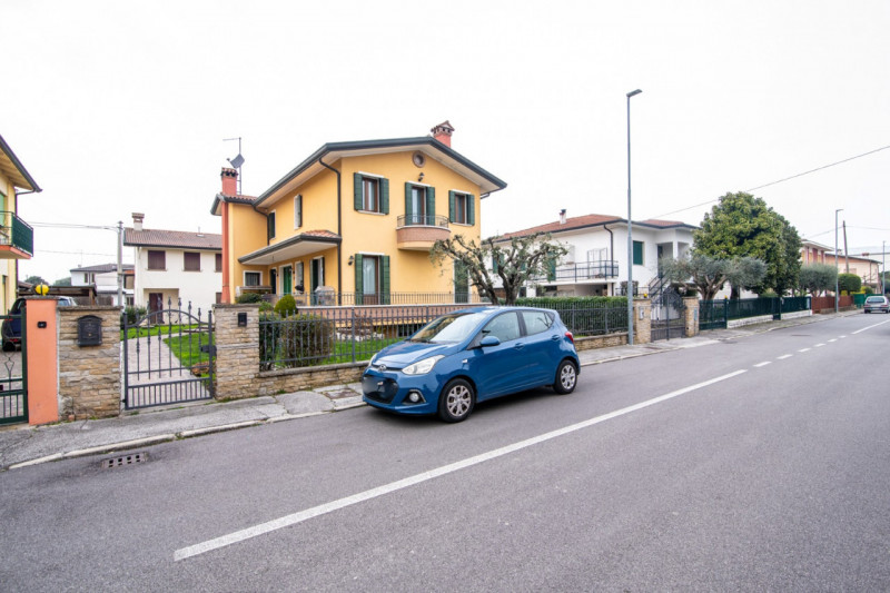 A Selvazzano Dentro - frazione di Feriole, proponiamo in vendita elegante casa unifamiliare con g...