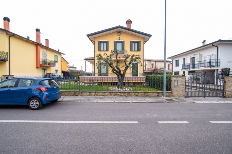 A Selvazzano Dentro - frazione di Feriole, proponiamo in vendita elegante casa unifamiliare con g...