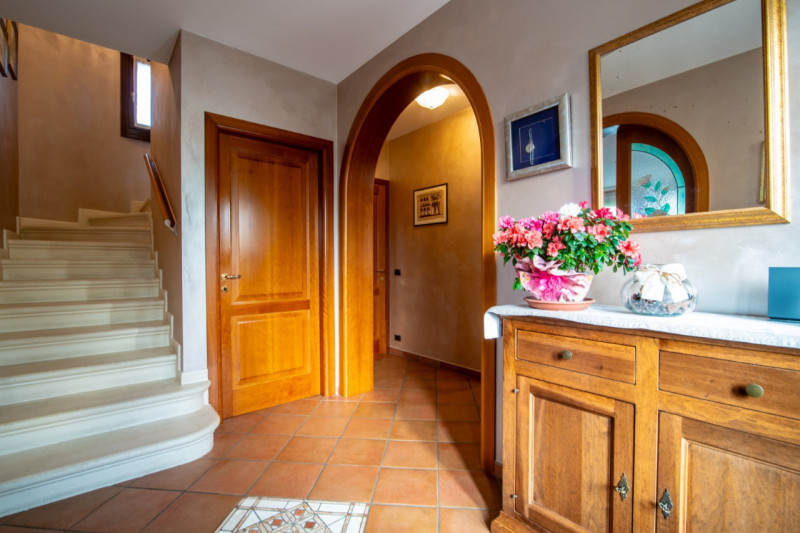 A Selvazzano Dentro - frazione di Feriole, proponiamo in vendita elegante casa unifamiliare con g...