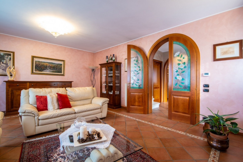 A Selvazzano Dentro - frazione di Feriole, proponiamo in vendita elegante casa unifamiliare con g...