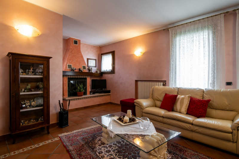 A Selvazzano Dentro - frazione di Feriole, proponiamo in vendita elegante casa unifamiliare con g...