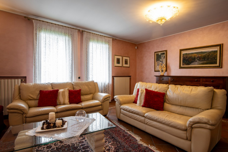 A Selvazzano Dentro - frazione di Feriole, proponiamo in vendita elegante casa unifamiliare con g...