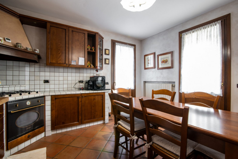 A Selvazzano Dentro - frazione di Feriole, proponiamo in vendita elegante casa unifamiliare con g...