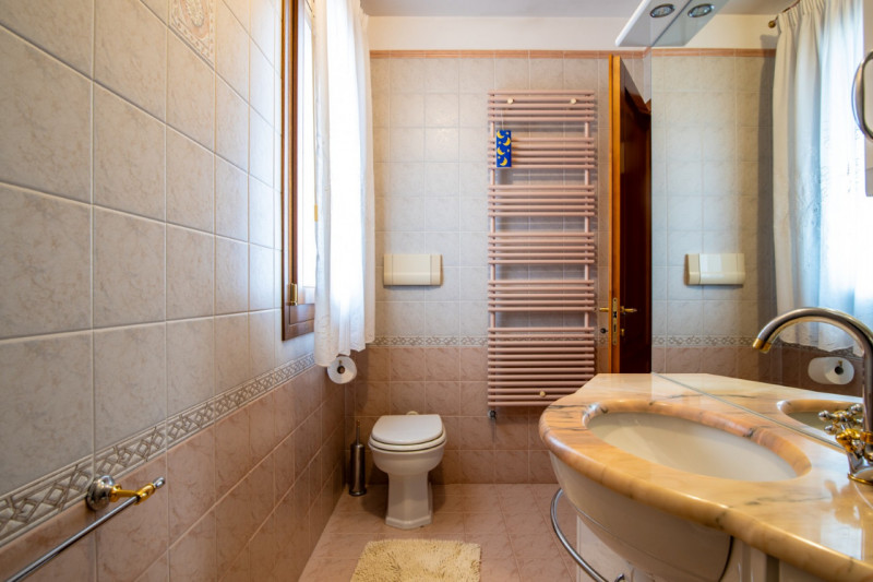 A Selvazzano Dentro - frazione di Feriole, proponiamo in vendita elegante casa unifamiliare con g...