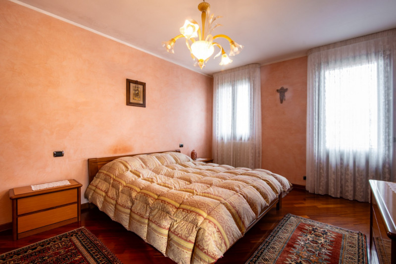 A Selvazzano Dentro - frazione di Feriole, proponiamo in vendita elegante casa unifamiliare con g...