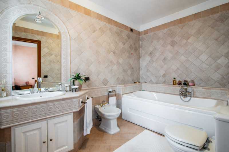 Situata in un contesto residenziale tranquillo e ricercato, proponiamo in vendita una raffinata c...