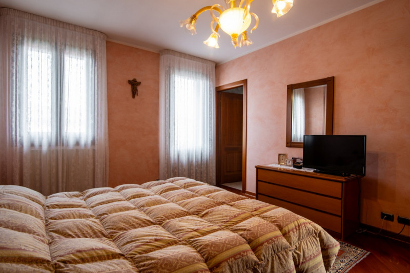 A Selvazzano Dentro - frazione di Feriole, proponiamo in vendita elegante casa unifamiliare con g...