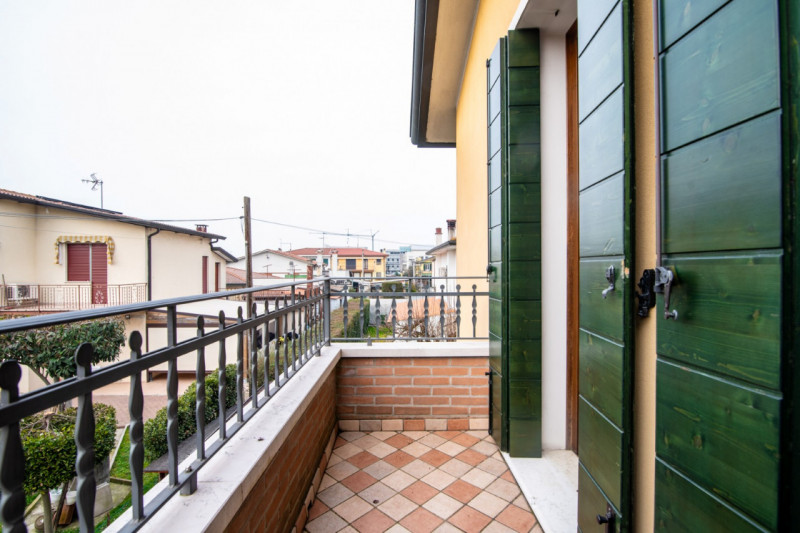 Situata in un contesto residenziale tranquillo e ricercato, proponiamo in vendita una raffinata c...